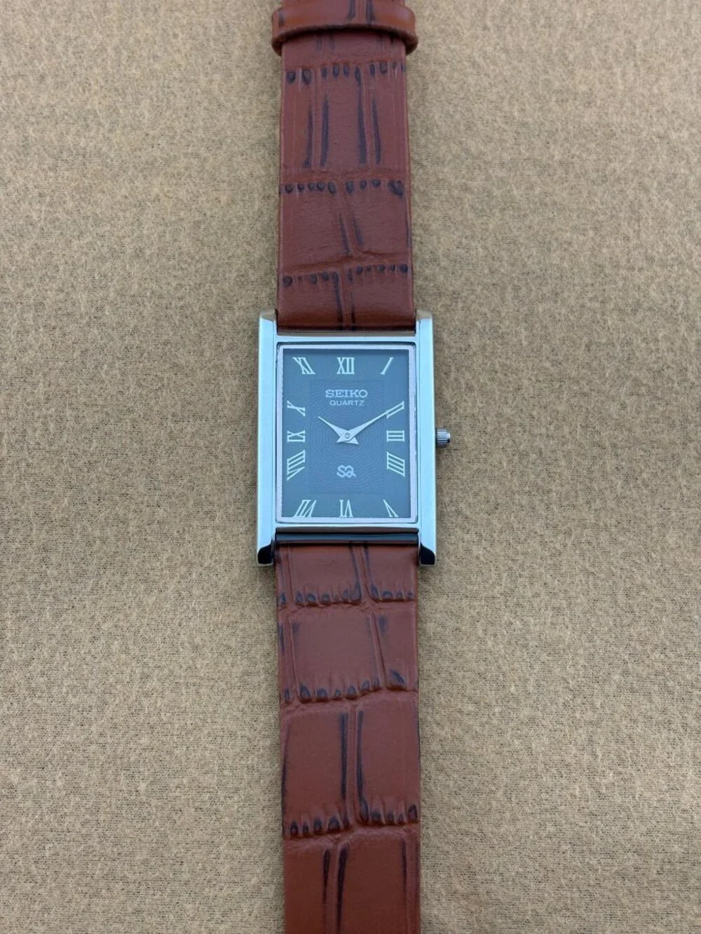 OLIVE GREEN SILVER VINTAGE Seiko slim Quartz men's wristwatch